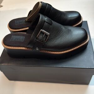 Size 8.5 Naturalizer Wayde black mules